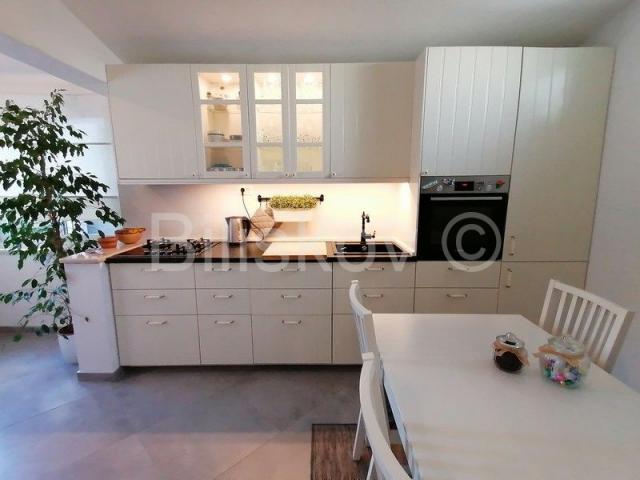 Hvar kuća sa 8 apartmana, 500 m2 stambeno, parking, garaža