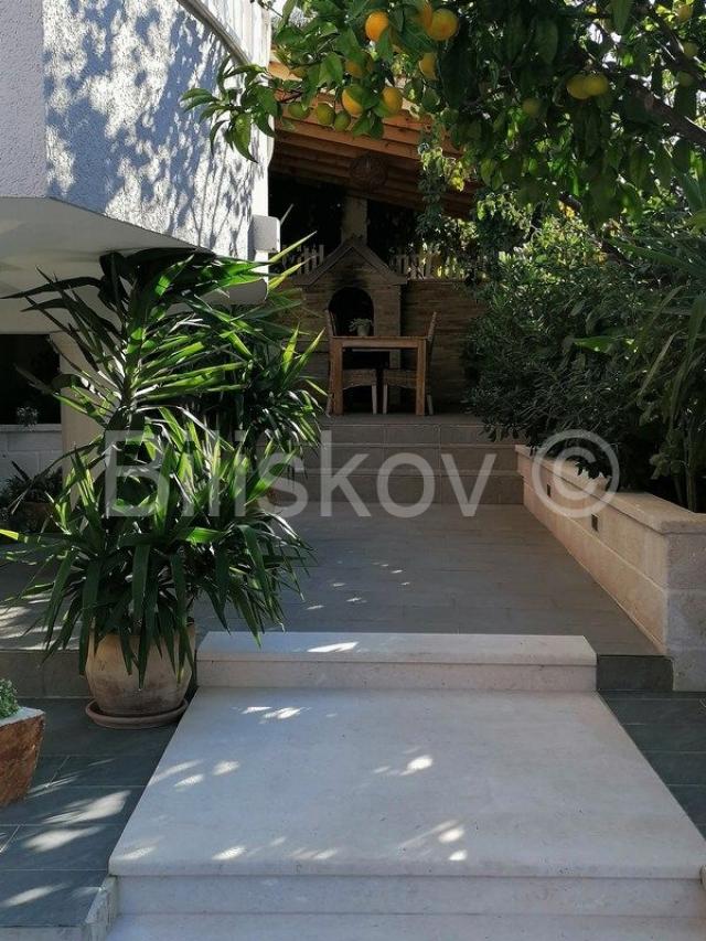 Hvar kuća sa 8 apartmana, 500 m2 stambeno, parking, garaža