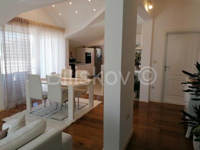 Hvar kuća sa 8 apartmana, 500 m2 stambeno, parking, garaža