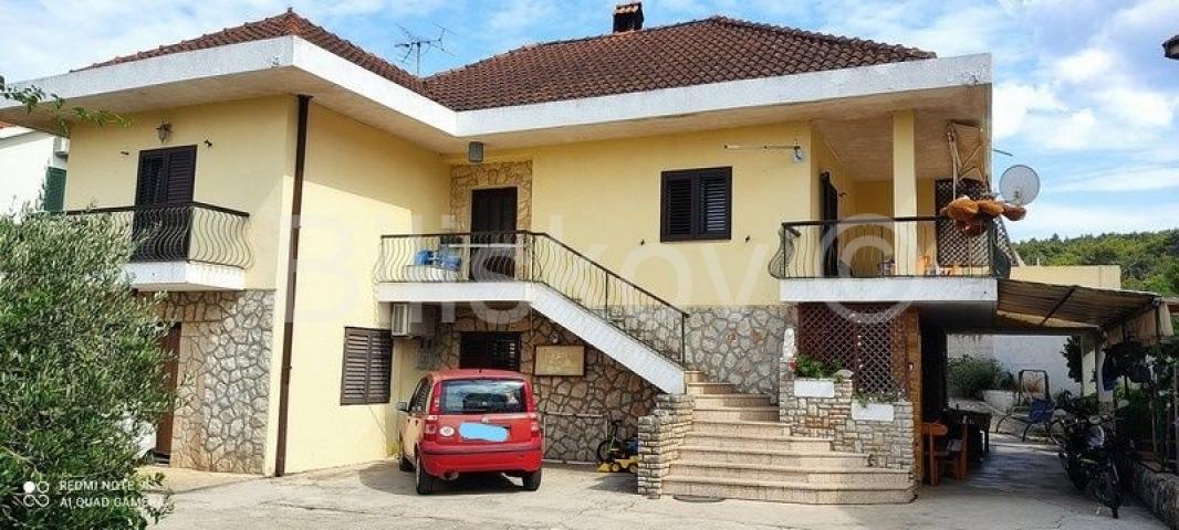 Hvar, Vrboska kuća sa 4 jedinice, 1300 m2 