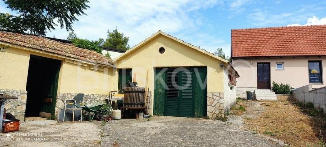 Hvar, Vrboska kuća sa 4 jedinice, 1300 m2 