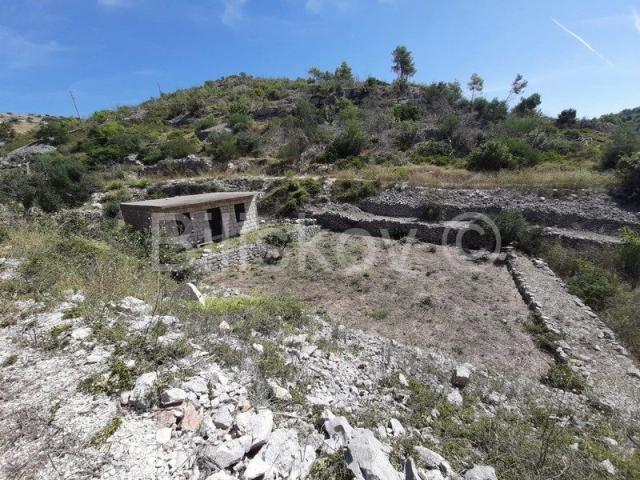 Brač, Sutivan, legalizirana kućica 34 m2 na poljopriv zemljištu