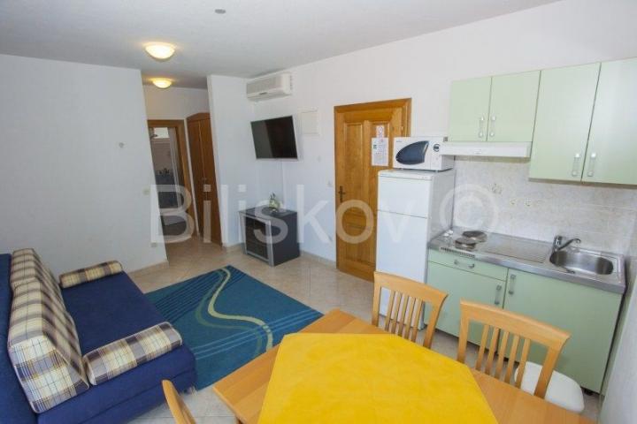 Drvenik, apartmanska zgrada s 14 jedinica