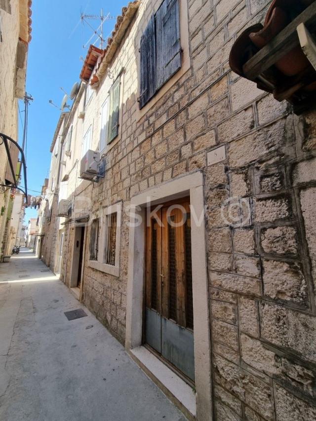 Trogir, centar, stara kamena kuća za renovaciju, prodaja