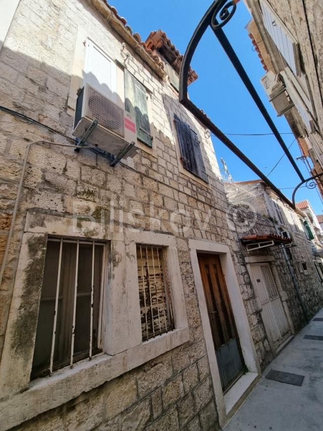 Trogir, centar, stara kamena kuća za renovaciju, prodaja