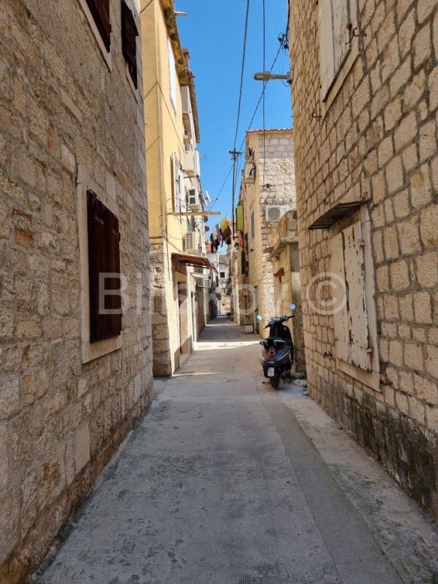 Trogir, centar, stara kamena kuća za renovaciju, prodaja