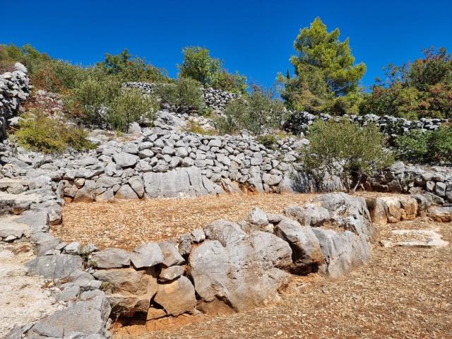 Primošten - zaleđe, ruševna kamena kuća, prodaja