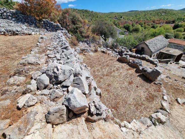 Primošten - zaleđe, ruševna kamena kuća, prodaja