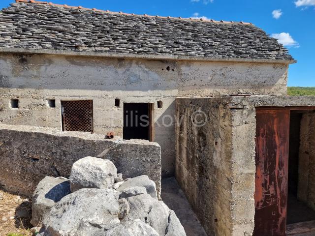 Primošten - zaleđe, ruševna kamena kuća, prodaja