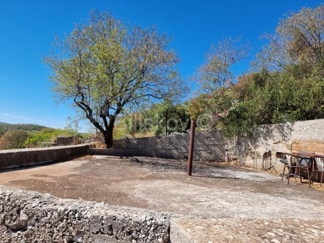 Primošten - zaleđe, ruševna kamena kuća, prodaja