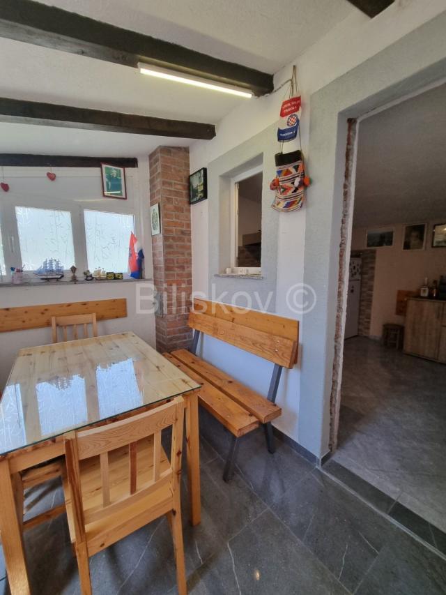 Solin, 2soban stan 71+20m2, pomoćni objekt cca. 20 m2, dvorište