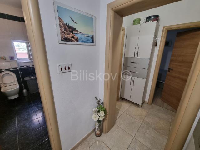 Solin, 2soban stan 71+20m2, pomoćni objekt cca. 20 m2, dvorište