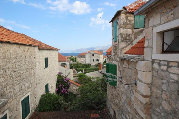 Prodaja, kamena kuća u centru Postira, otok Brač