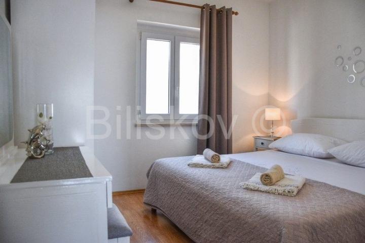 Bol, Brač - dvojna apartmanska kuća