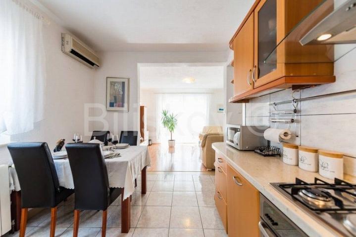 Bol, Brač - dvojna apartmanska kuća