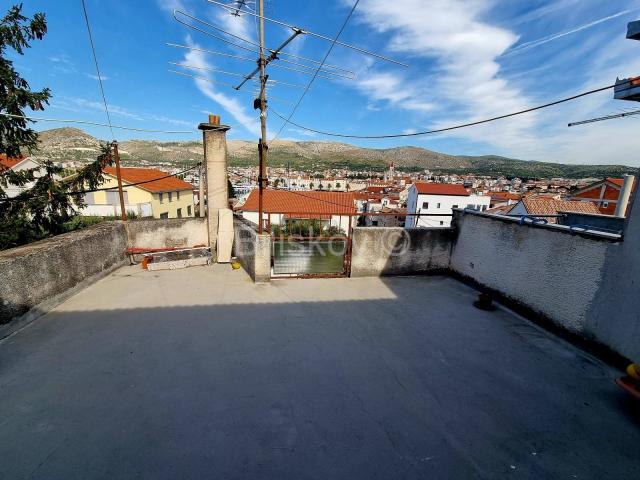 Trogir, dvojna kuća u blizini centra grada, prodaja