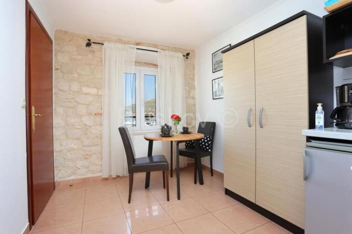 Trogir, Čiovo, kamena kuća s 3 apartmana, prodaja