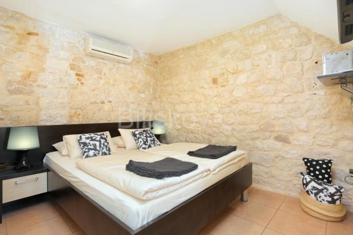 Trogir, Čiovo, kamena kuća s 3 apartmana, prodaja