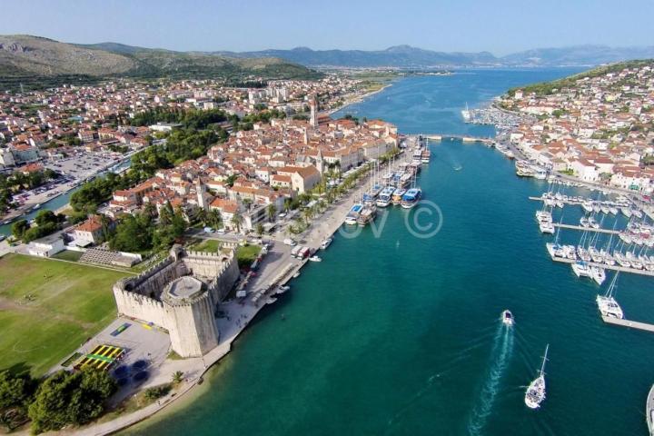 Trogir, Čiovo, kamena kuća s 3 apartmana, prodaja