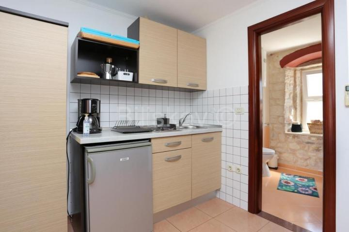 Trogir, Čiovo, kamena kuća s 3 apartmana, prodaja