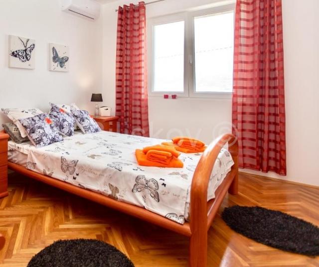 Čiovo, apartmanska kuća 1. red do mora