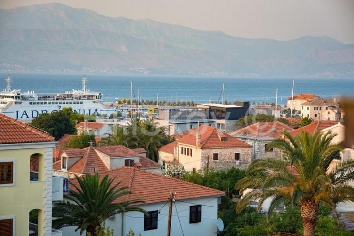 Brač, Supetar, Hotel i stan u potkrovlju