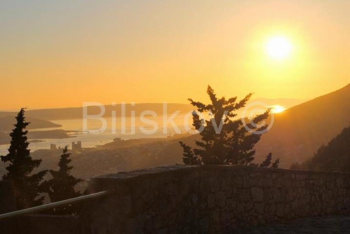 Klis-vila s bazenom i otvorenim pogledom na more i Split