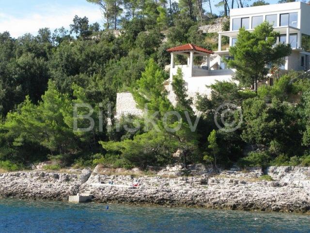 Korčula 1. red moderna vila s bazenom, vez za brod, prodaja