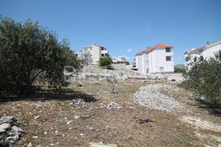 Okrug Gornji, građevinsko zemljište nedaleko od mora i plaže. 