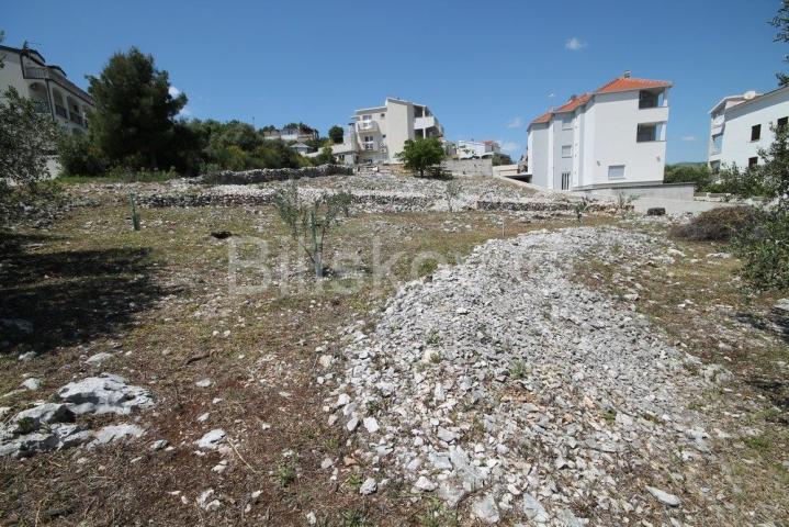 Okrug Gornji, građevinsko zemljište nedaleko od mora i plaže. 