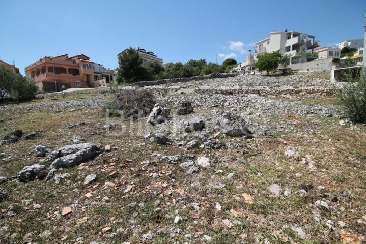 Okrug Gornji, građevinsko zemljište nedaleko od mora i plaže. 