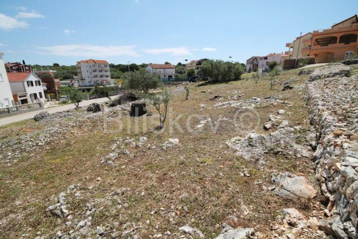 Okrug Gornji, građevinsko zemljište nedaleko od mora i plaže. 