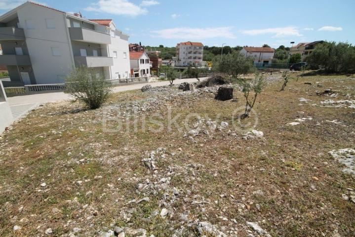 Okrug Gornji, građevinsko zemljište nedaleko od mora i plaže. 