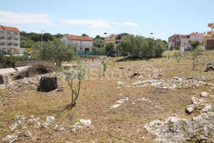 Okrug Gornji, građevinsko zemljište nedaleko od mora i plaže. 