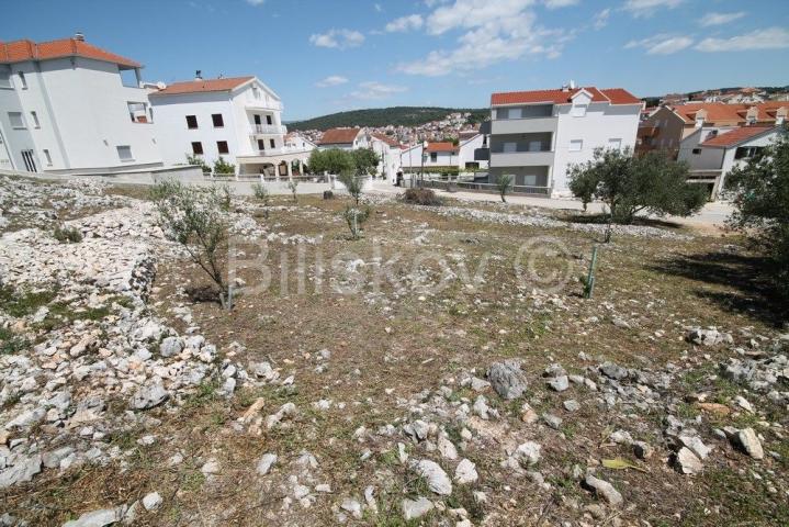 Okrug Gornji, građevinsko zemljište nedaleko od mora i plaže. 