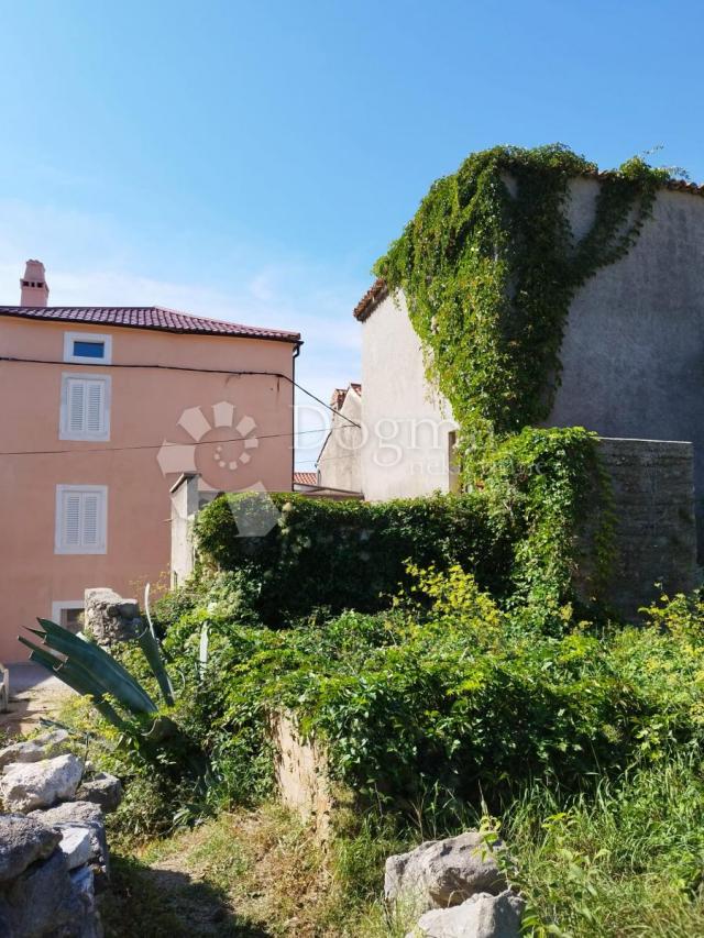 PUNAT KUĆA U STAROJ JEZGRI S VELIKOM GRAĐEVINSKOM PARCELOM I DOZVOLOM