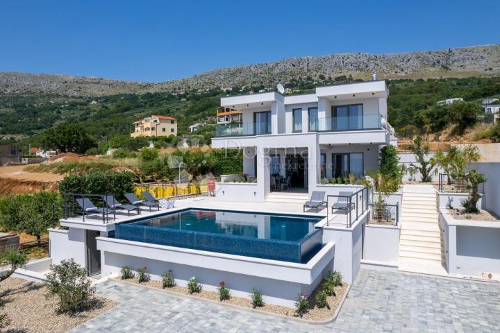 PODSTRANA-MODERNA VILLA S POGLEDOM NA MORE I SPLIT