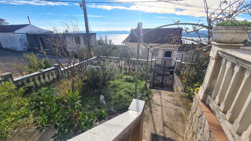 CRIKVENICA, Apartmenthaus voller Potenzial, Aussicht, Garten