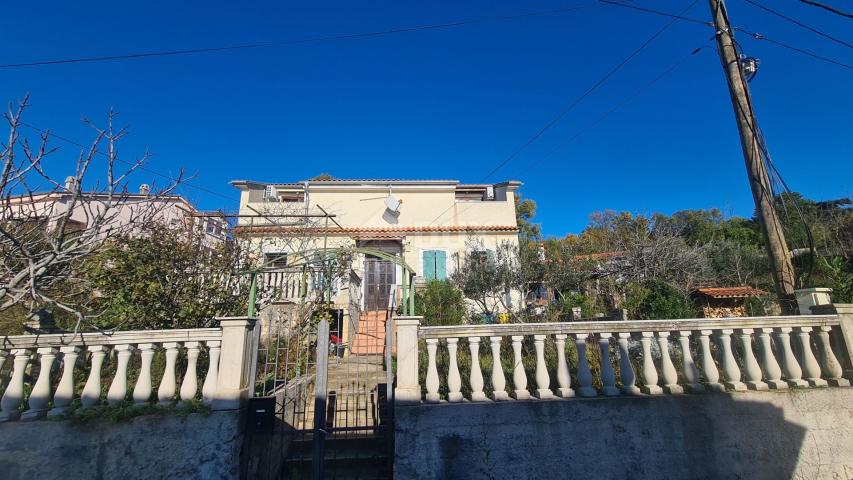 CRIKVENICA, Apartmenthaus voller Potenzial, Aussicht, Garten