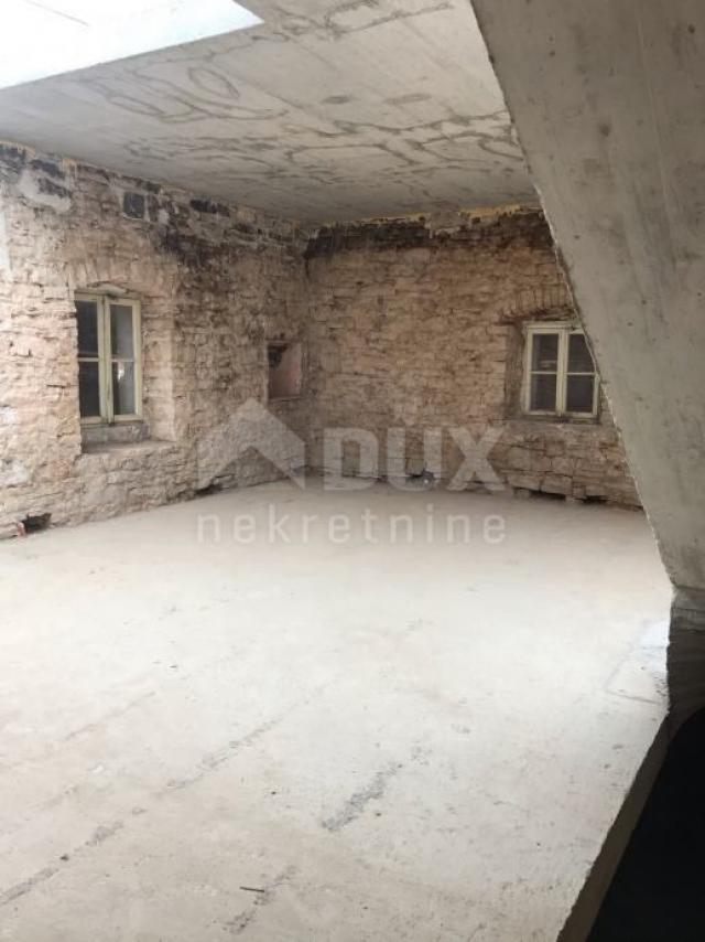 ISTRIA, KANFANAR - Renovation of a semi-detached stone house in the center has begun