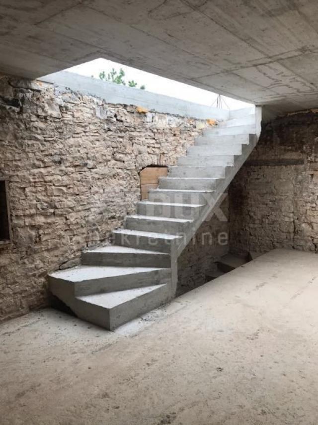 ISTRIA, KANFANAR - Renovation of a semi-detached stone house in the center has begun