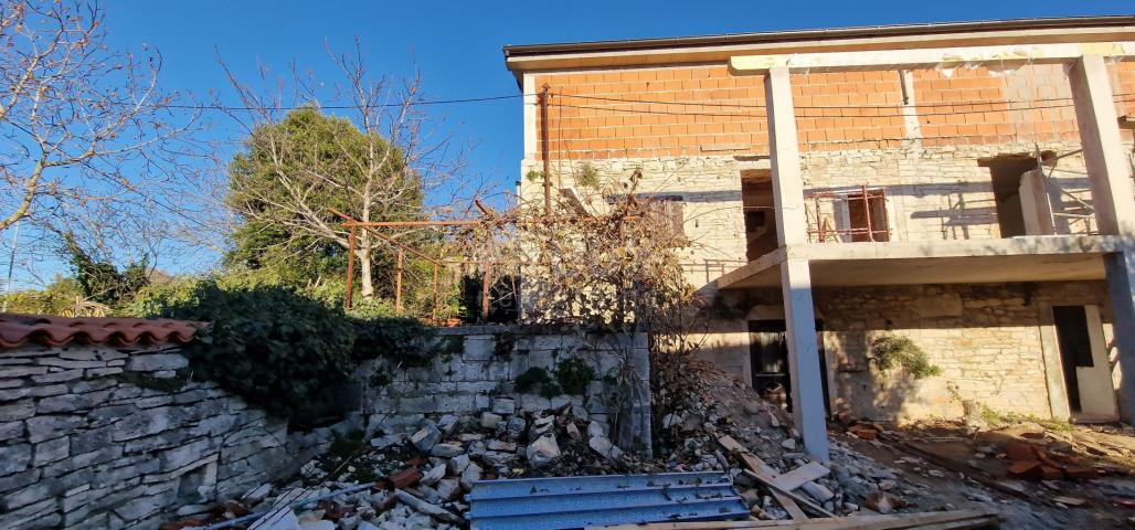 ISTRIA, KANFANAR - Renovation of a semi-detached stone house in the center has begun