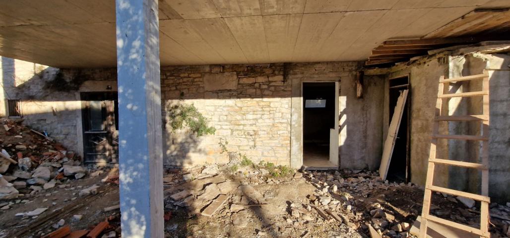 ISTRIA, KANFANAR - Renovation of a semi-detached stone house in the center has begun