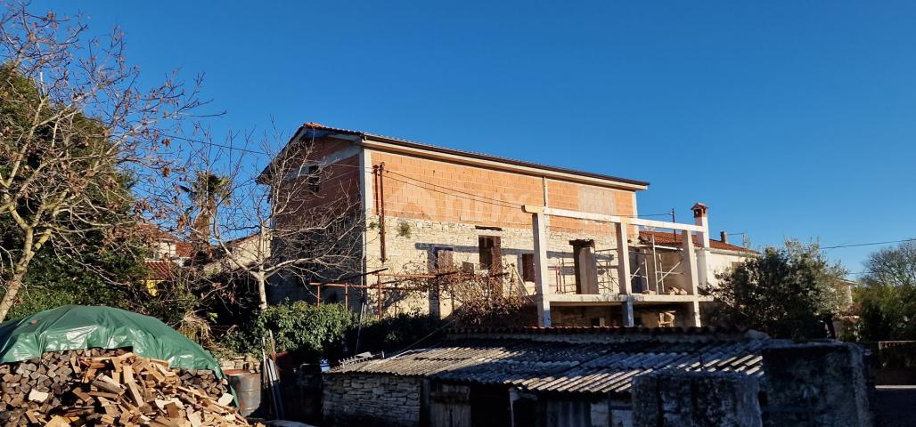 ISTRIA, KANFANAR - Renovation of a semi-detached stone house in the center has begun