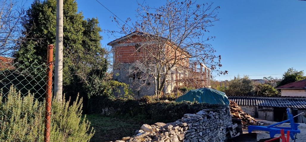 ISTRIA, KANFANAR - Renovation of a semi-detached stone house in the center has begun