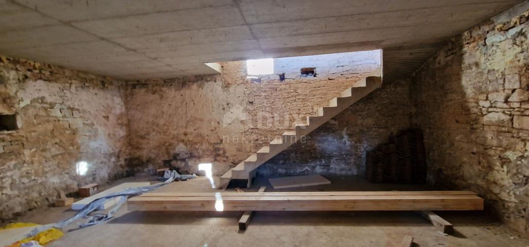 ISTRIA, KANFANAR - Renovation of a semi-detached stone house in the center has begun