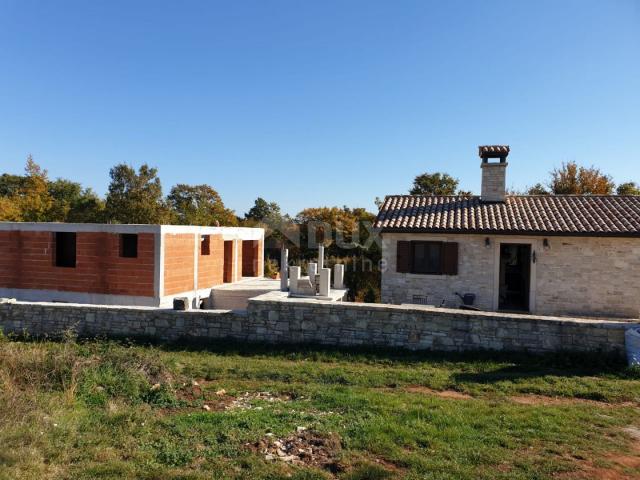 ISTRIEN, BARBAN - Haus im Bau mit 3 Wohneinheiten, Nebengebäude und Schwimmbad