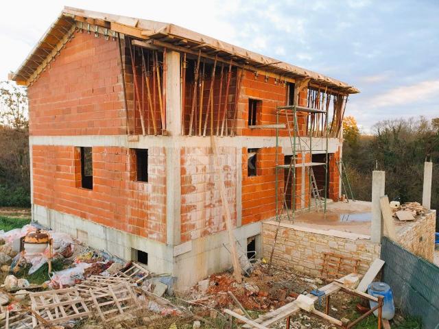 ISTRIEN, BARBAN - Haus im Bau mit 3 Wohneinheiten, Nebengebäude und Schwimmbad