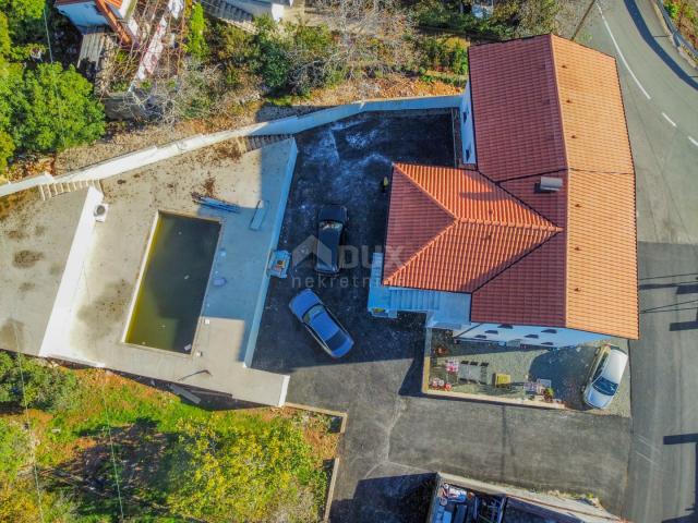 RIJEKA, HRELJIN – neues Haus mit zwei großen Wohnungen mit Swimmingpool, Parkplatz, Garten und Teilb