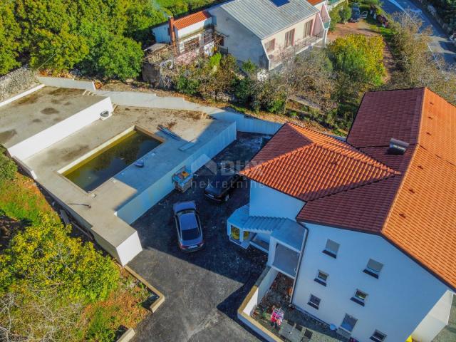 RIJEKA, HRELJIN – neues Haus mit zwei großen Wohnungen mit Swimmingpool, Parkplatz, Garten und Teilb